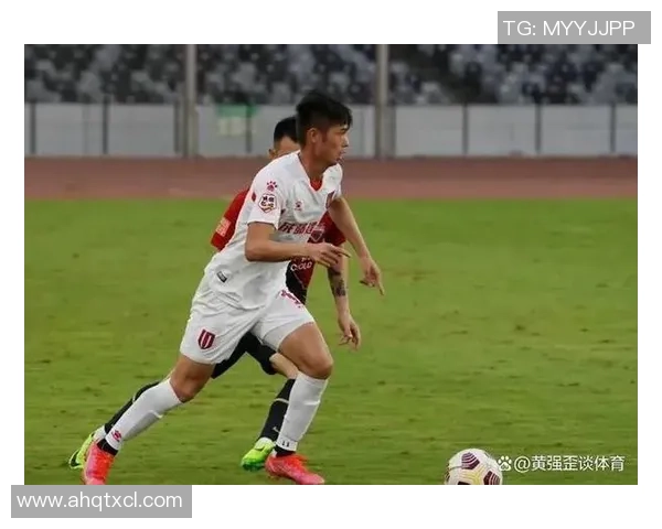 重庆足球队的默契配合揭秘:从战术到团队精神的全方位分析 重庆足球队的默契配合揭秘:从战术到团队精神的全方位分析