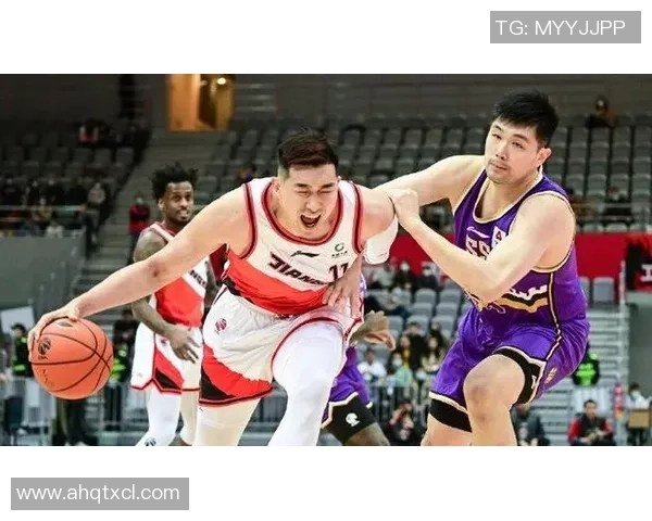 吴冠希在篮球赛场的崛起与成长历程探秘，展现新时代运动员的拼搏精神与团队合作